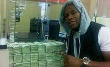 Floyd Mayweather Jr. se exhibe ante el dinero apostado